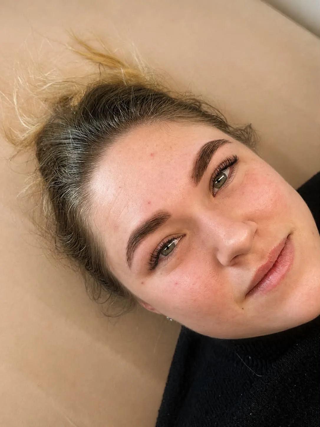 Kunde med vipper og bryn lavet hos Brabystudio