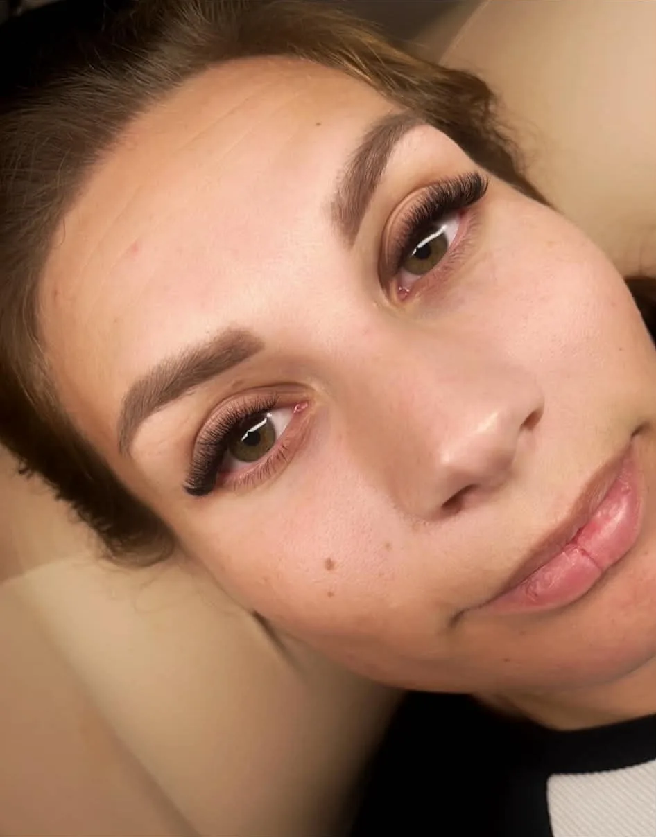 Kunde med nyt sæt lash extensions fra Brabystudio