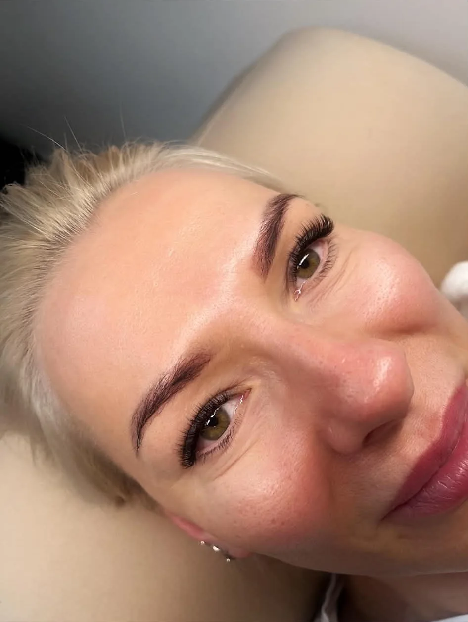 Kunde med lash extensions fra Brabystudio